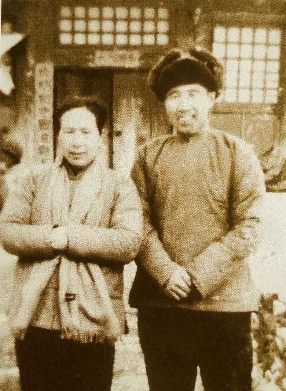 photograph of Zhu Ti and Li Zhengzhong standing together outside