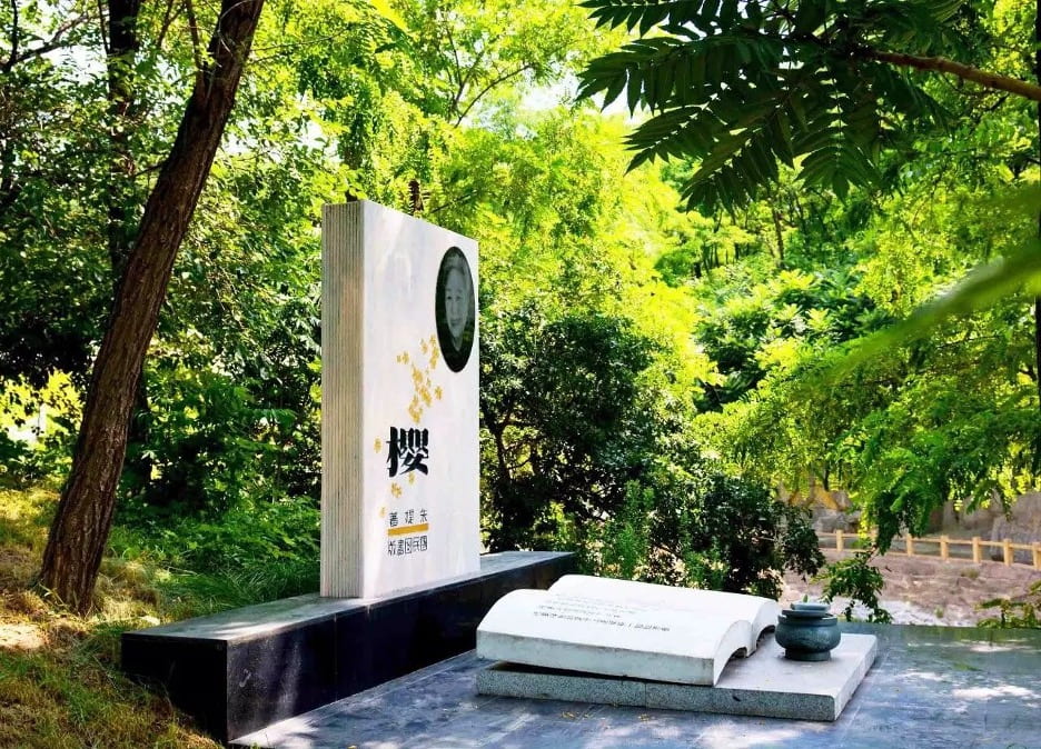 image of Zhu Ti's grave with many trees behind it