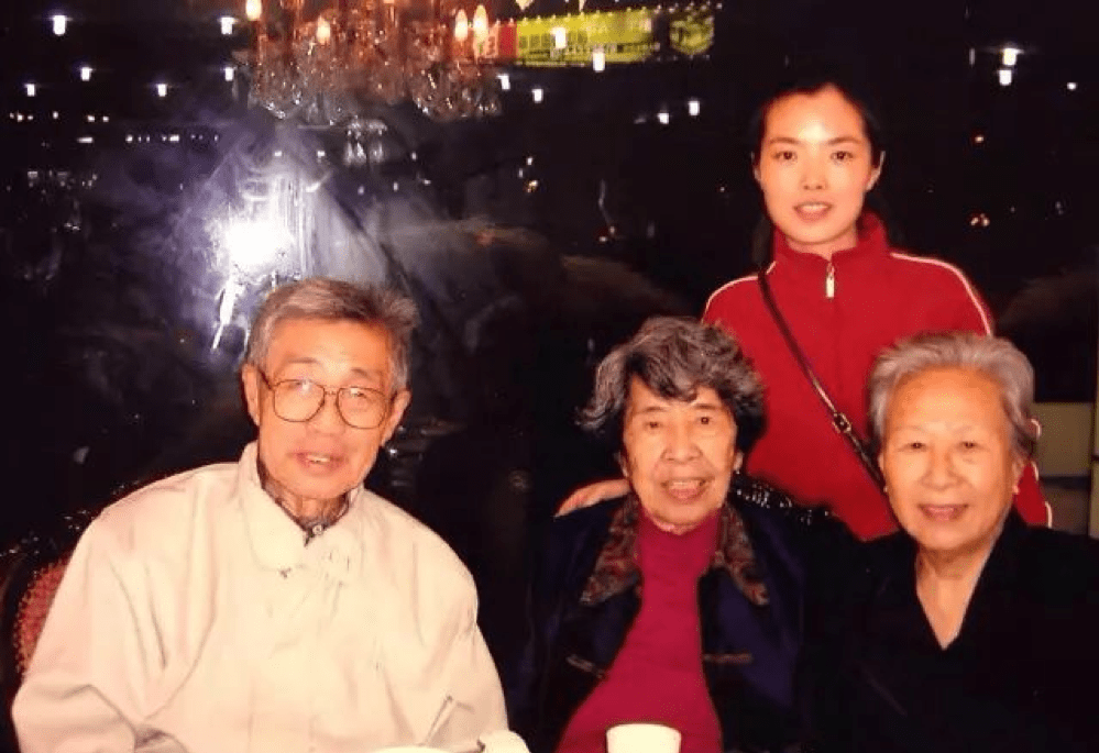 An elderly Zhu Ti, Li Zhengzhong and Mei Niang sitting with a scholar