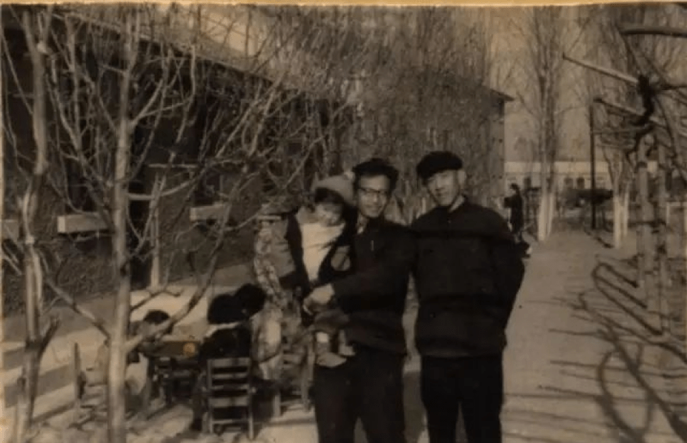 black and white photograph of Yuan Xi, Li Jun, and Yuan Xi's daughter Yuanyuan
