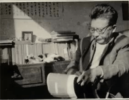 black and white photograph of Yuan Xi reading in his house