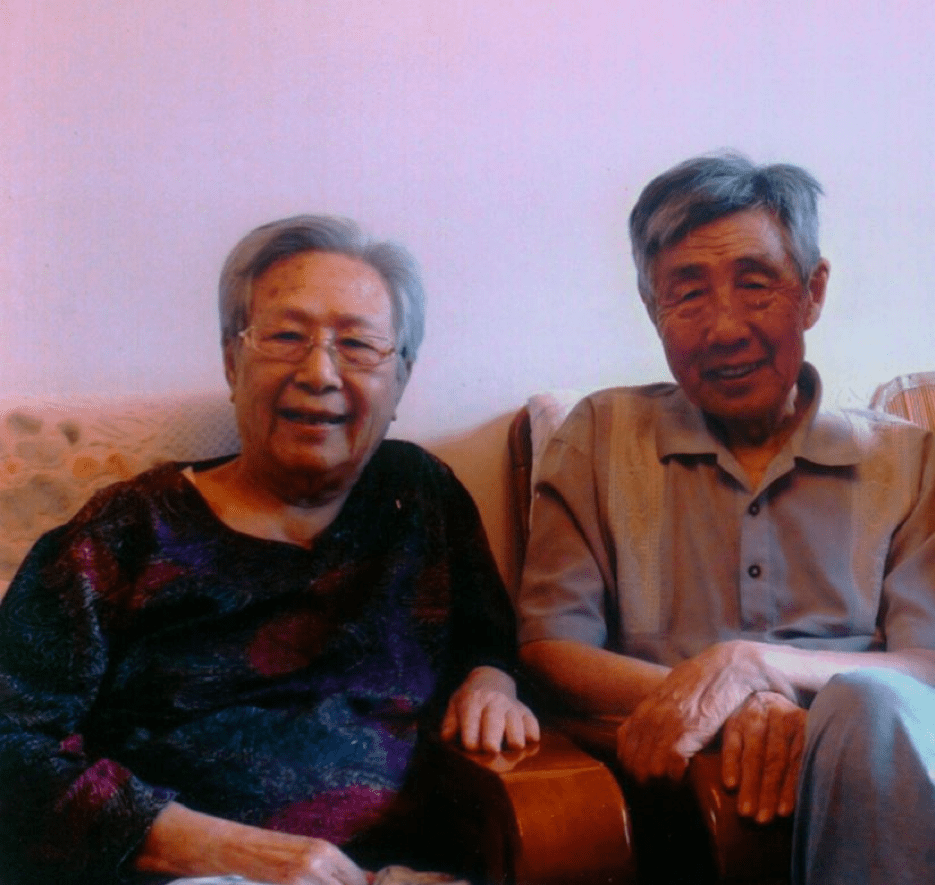 elderly Zhu Ti and Li Zhengzhong sitting together at home