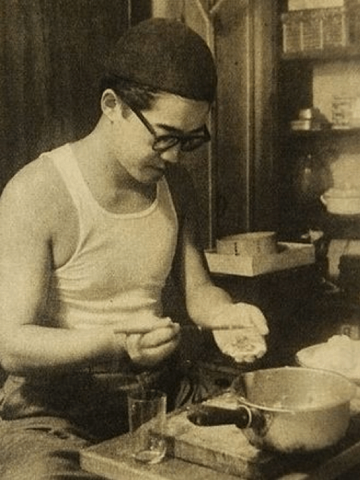 Picture of Abe Kōbō making gyōza