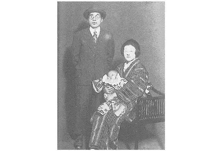 Picture of Abe Kōbō with parents