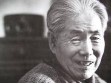 An elderly Duanmu Hongliang smiling